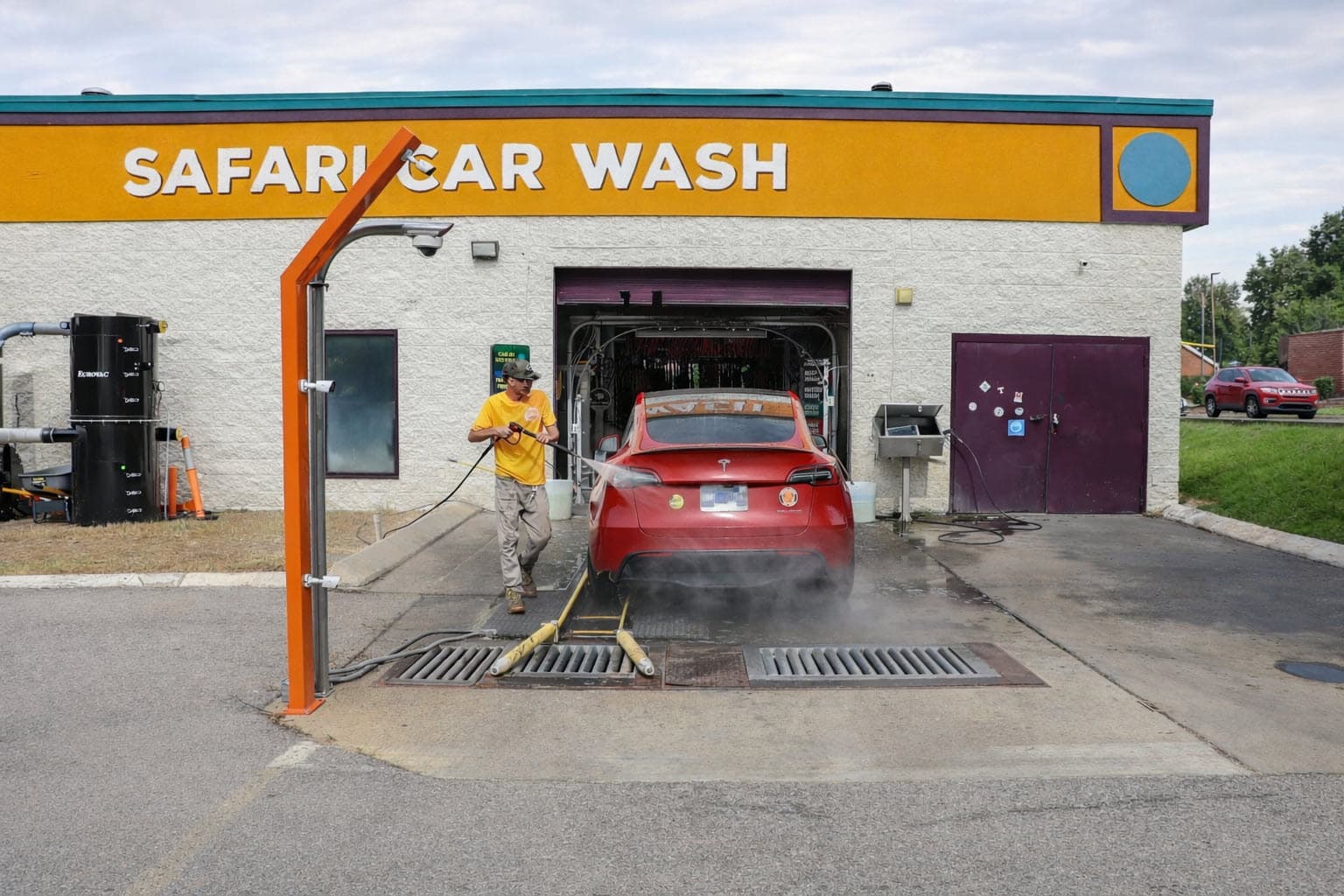 Car entering Safari Car Wash Franklin tunnel